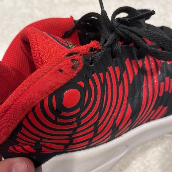 Nike Team Hustle basketball shoe, size 7Y - Picture 4 of 8